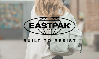 Menina com mochila da Eastpak às costas